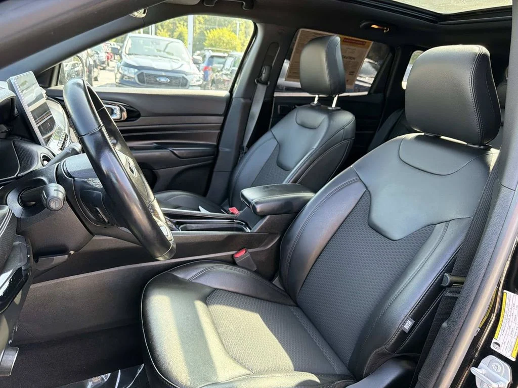 Used 2022 Black Jeep Latitude image 25
