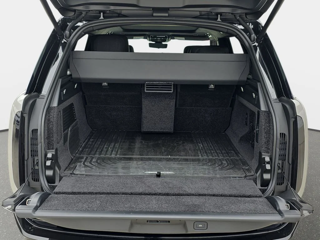 2025 Land Rover Range Rover SV - Photo 12