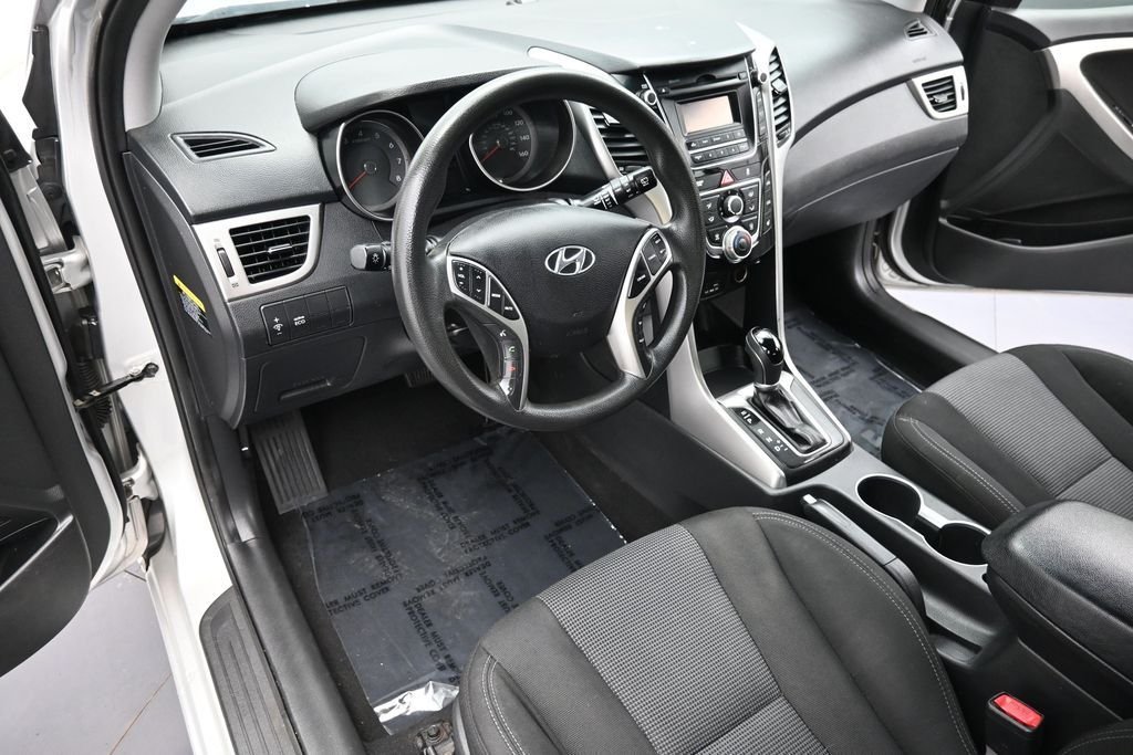 Used 2013 Shimmering Silver Metallic Hyundai Base image 12