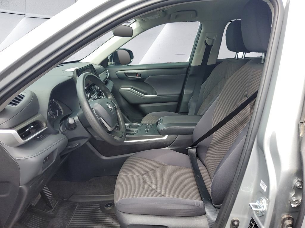 Used 2023  Toyota L image 7