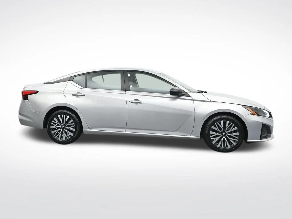 Used 2024 Silver Nissan 2.5 SV image 4
