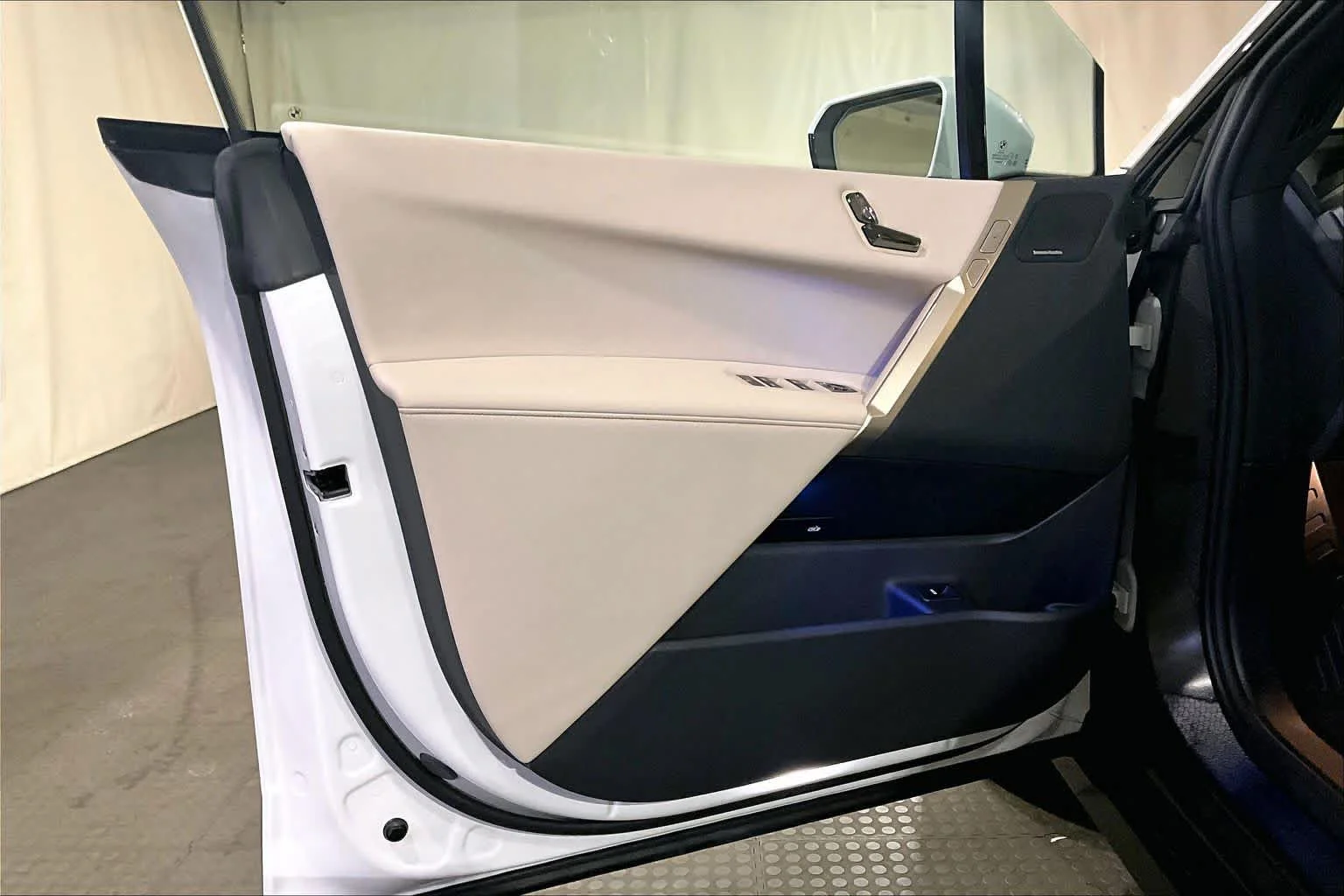 Certified Used 2025 Mineral White Metallic BMW xDrive50 image 20