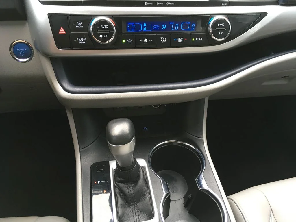 Used 2019 White Toyota XLE image 19