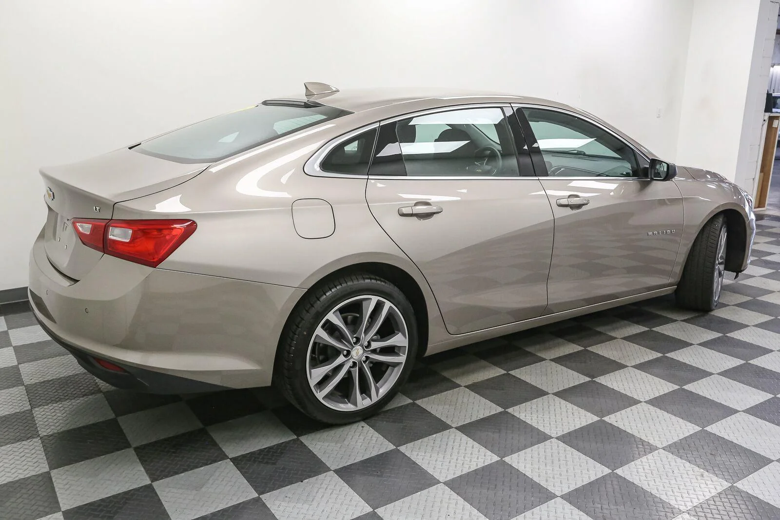 Used 2025 Mineral Gray Metallic Chevrolet LT image 9