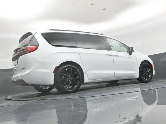 New 2027 Bright White Clear-Coat Exterior Paint Chrysler Limited image 40
