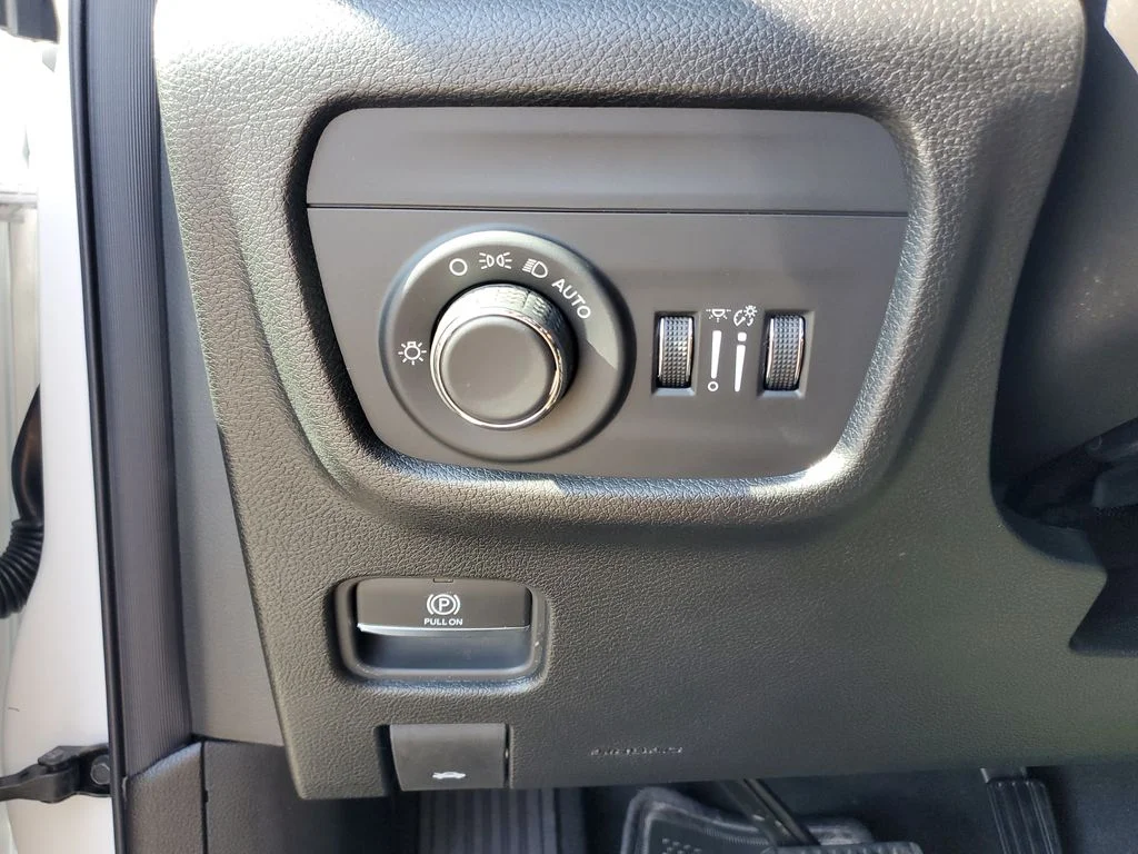 New 2026 Bright White Clear-Coat Exterior Paint Jeep Altitude image 24