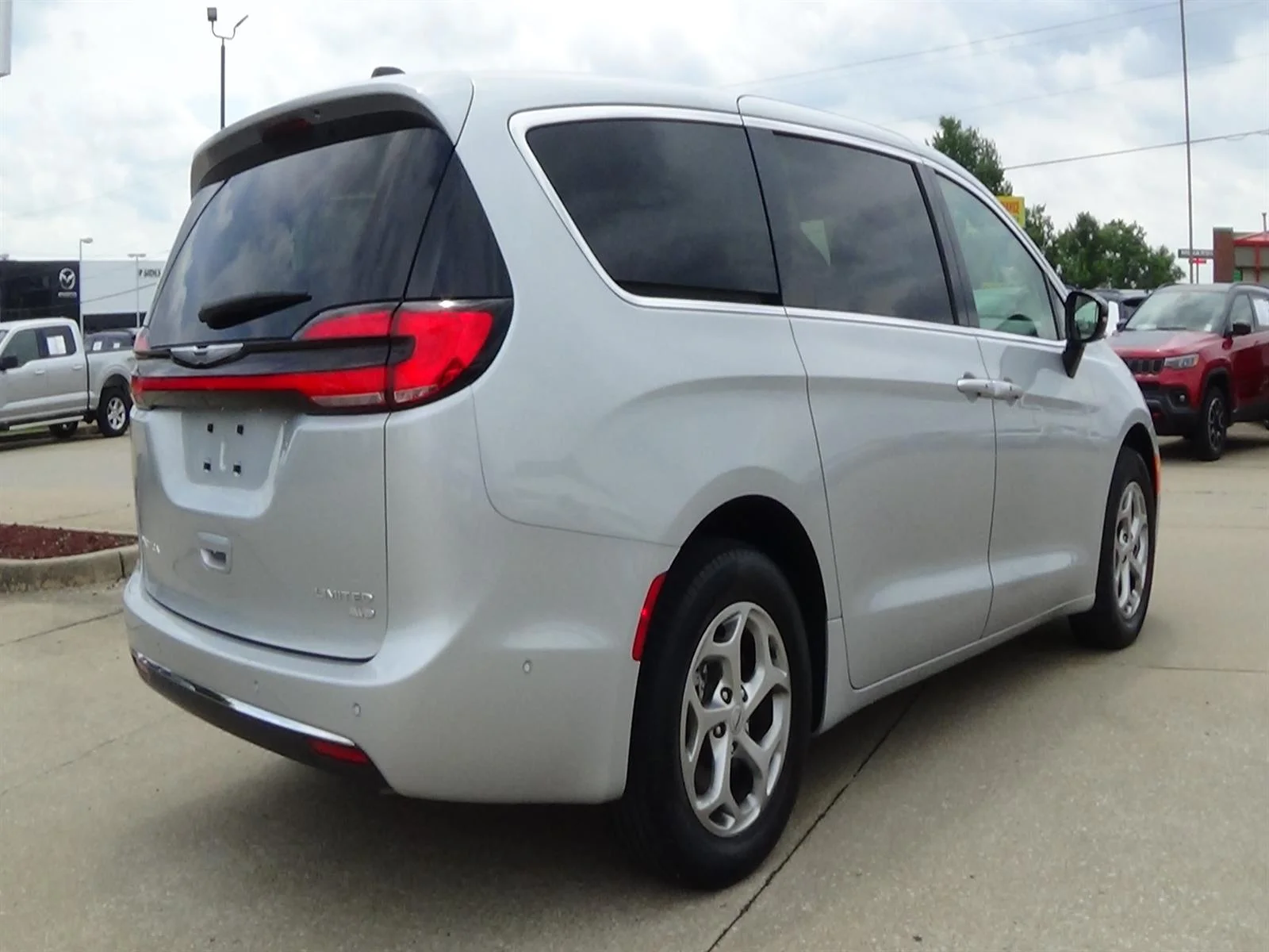 Used 2024 Silver Mist Clear Coat (pse) Chrysler Limited image 6