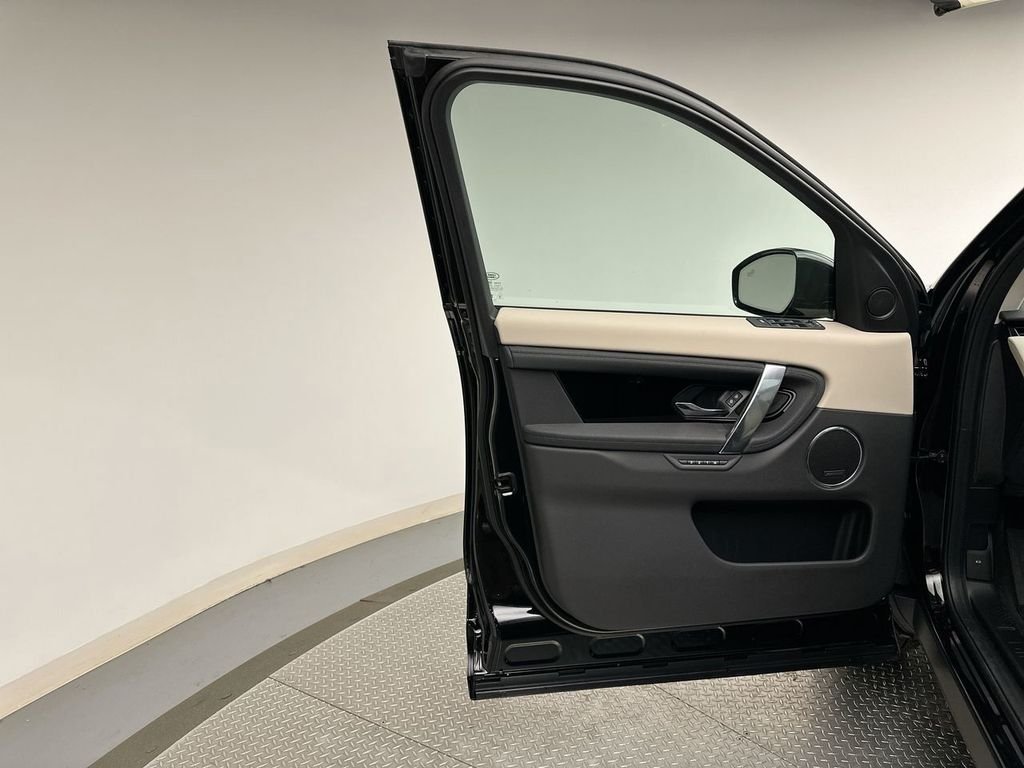 Used 2025 Santorini Black Metallic Land Rover S image 7
