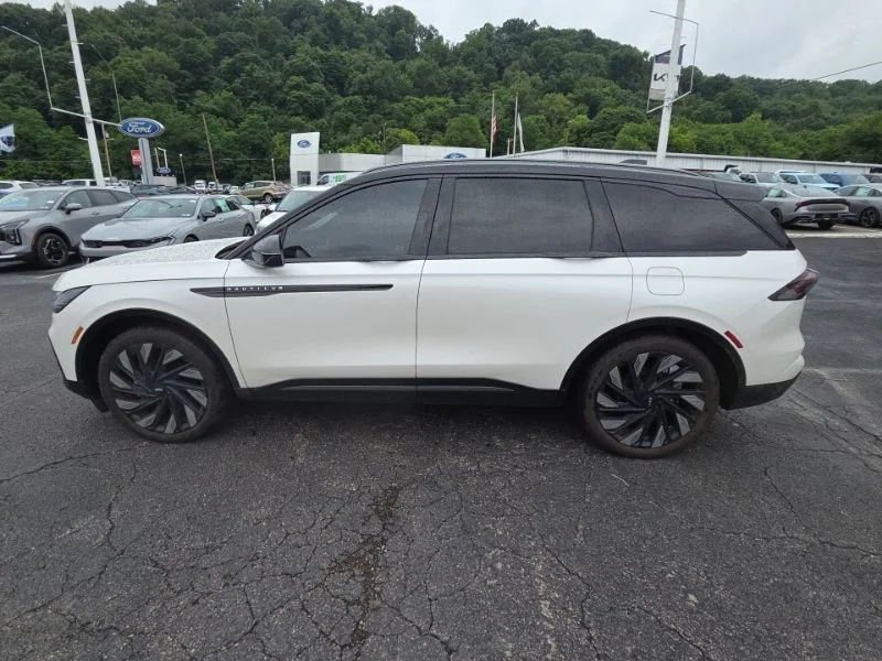 Used 2025 White Lincoln Reserve image 4