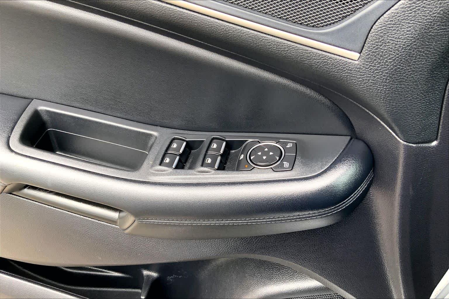 Used 2022 Oxford White Ford SEL image 32