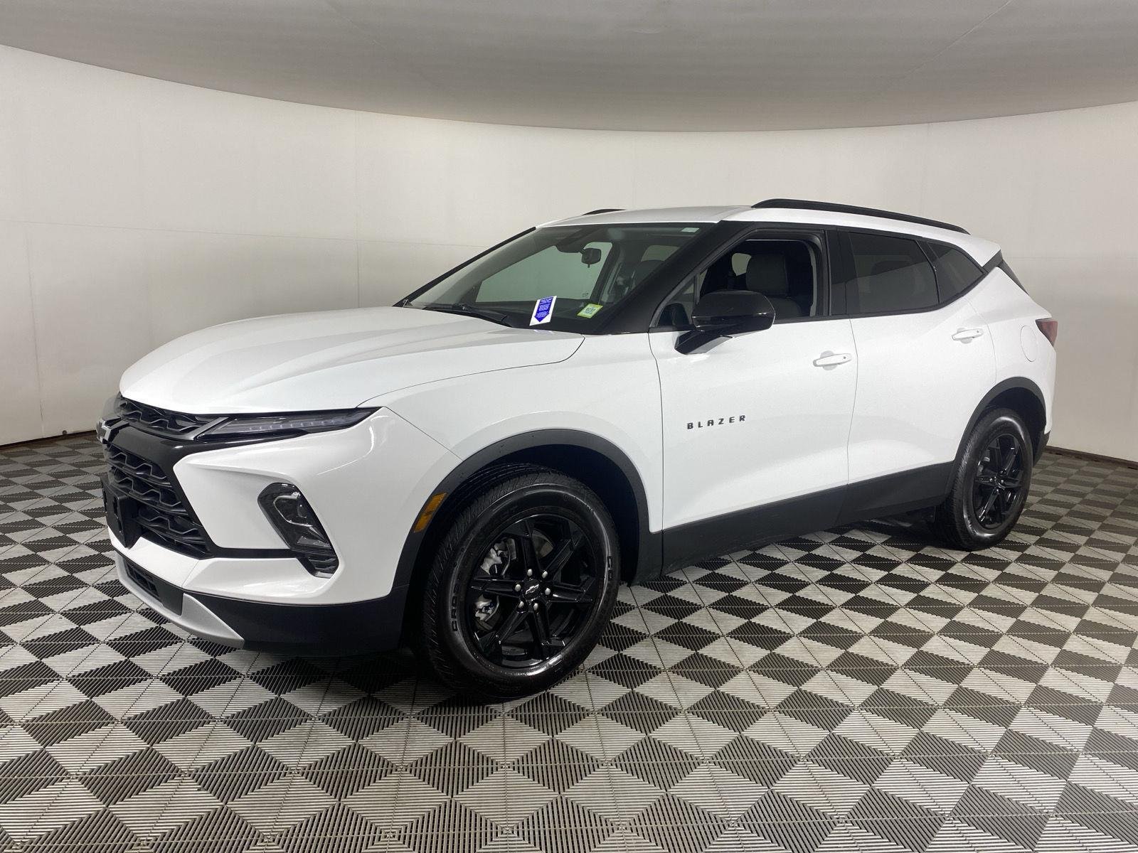Used 2026 Summit White Chevrolet LT image 3
