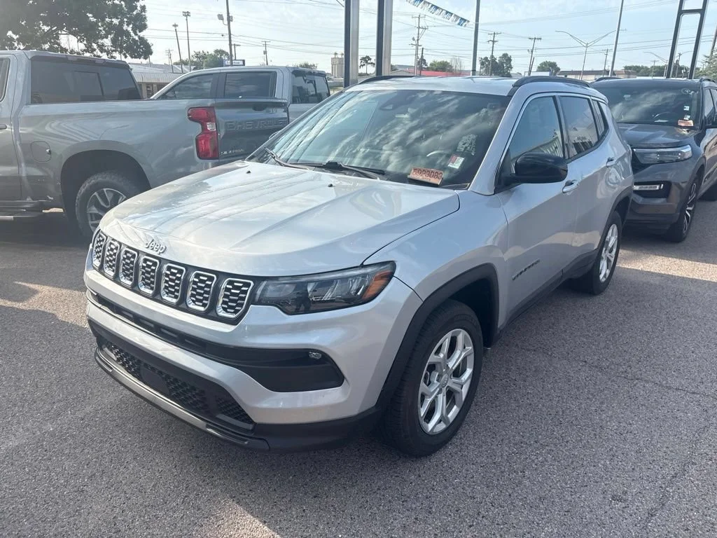 Used 2024 Silver Jeep Latitude image 4