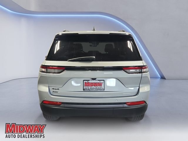 New 2026 Silver Zynith Exterior Paint Jeep Altitude image 4