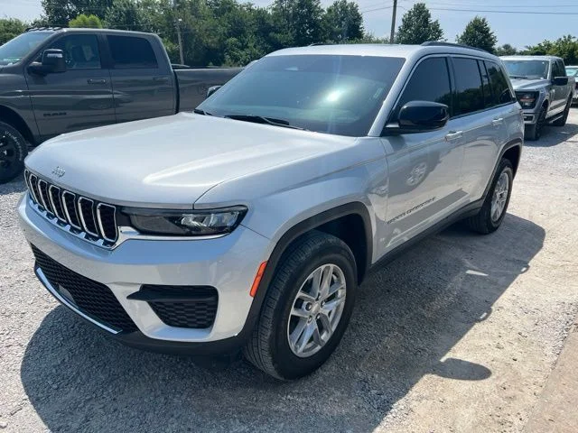 Used 2025 Silver Jeep Laredo X image 2