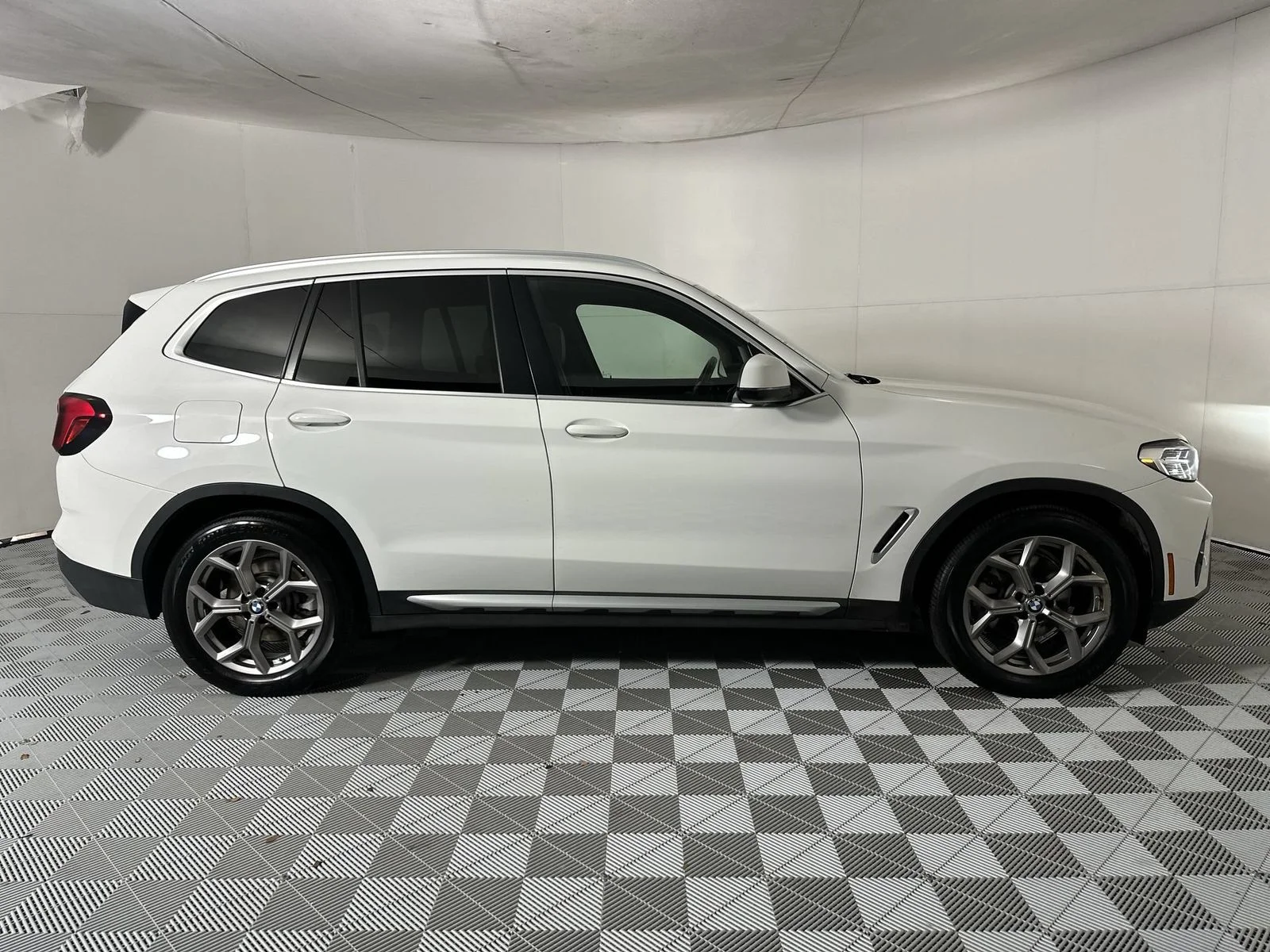 Used 2023 White BMW sDrive30i image 9