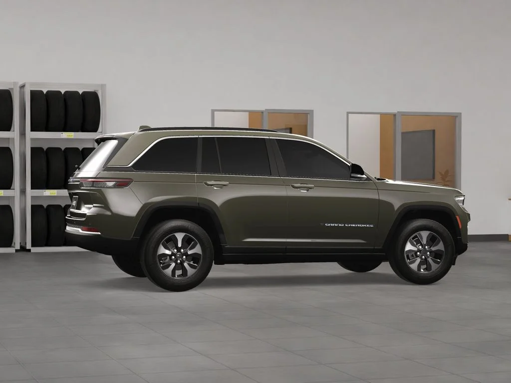 New 2024 Rocky Mountain Pearl-Coat Exterior Paint Jeep 4xe image 7