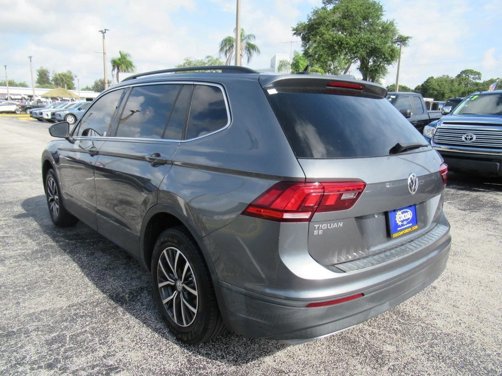 Used 2019 Platinum Gray Metallic Volkswagen SE image 5