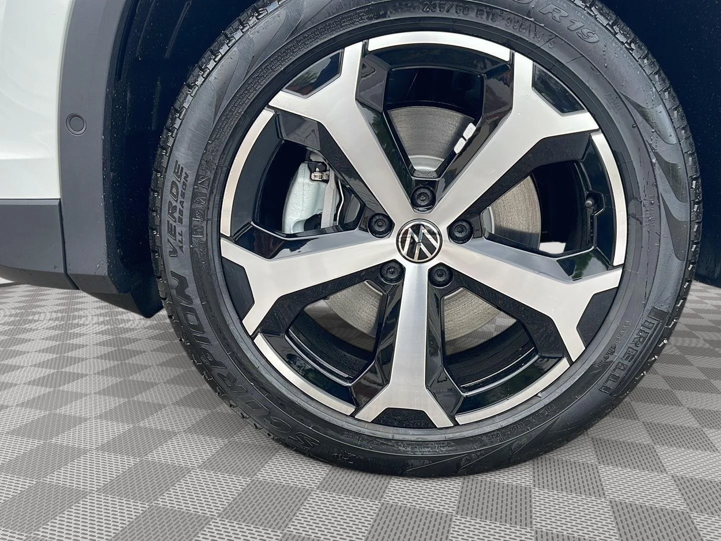 New 2026 Pure White Volkswagen SE image 9