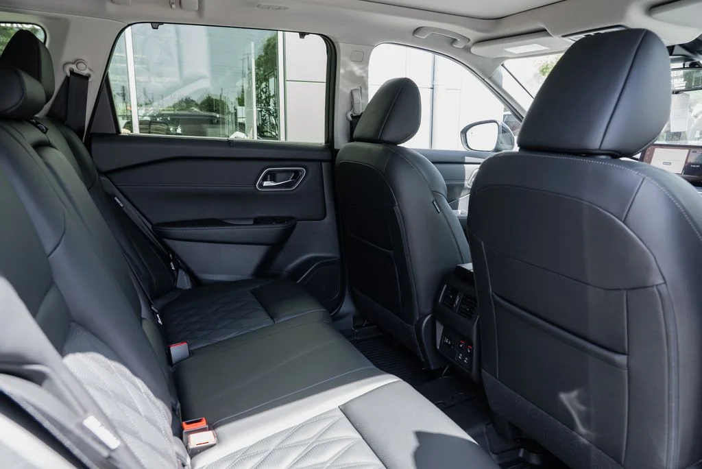 New 2026 Boulder Gray Pearl / Super Black Two-tone Nissan Platinum image 27