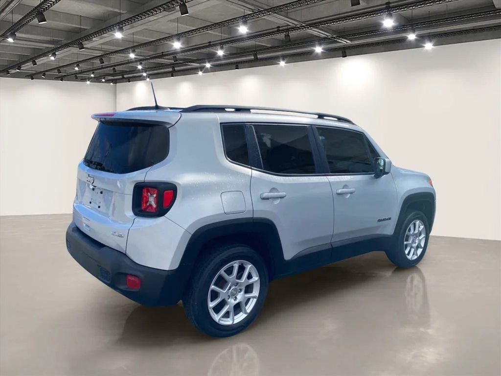 Used 2020 Glacier Metallic Clearcoat Jeep Latitude image 7