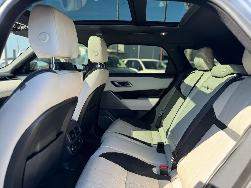 Used 2019 Byron Blue Metallic Land Rover SE R-Dynamic image 15