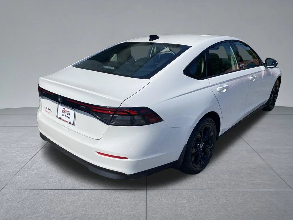 Used 2025 White Honda SE image 14
