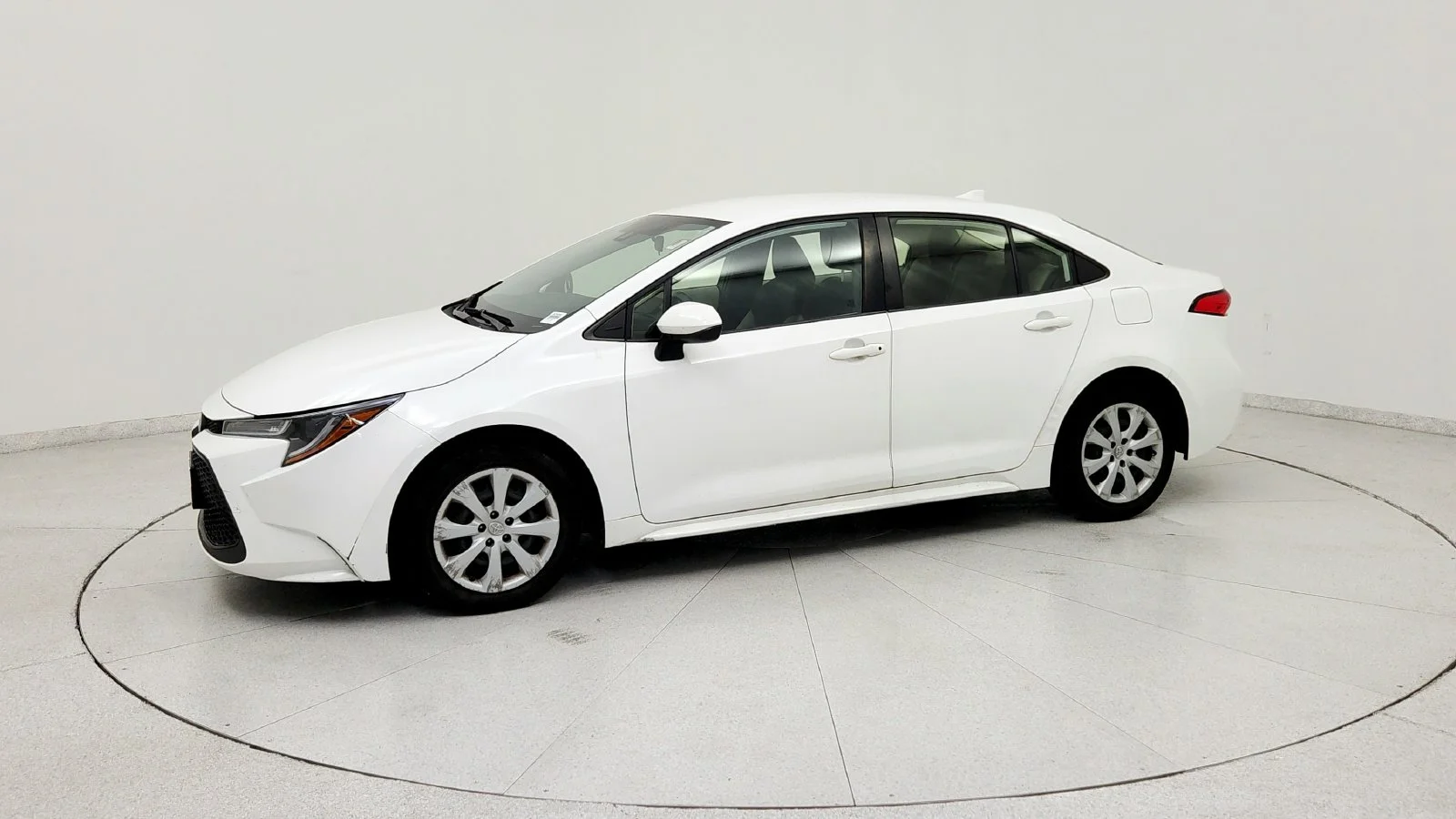 Used 2022 White Toyota LE image 3