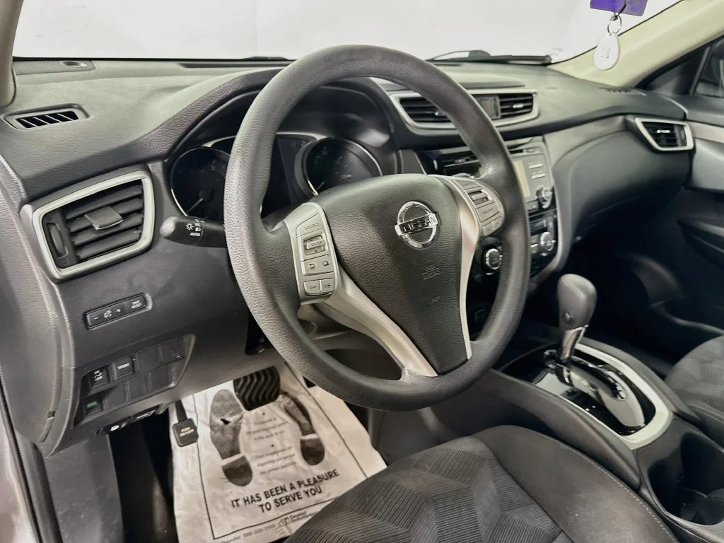 Used 2016 Gray Nissan SV image 9