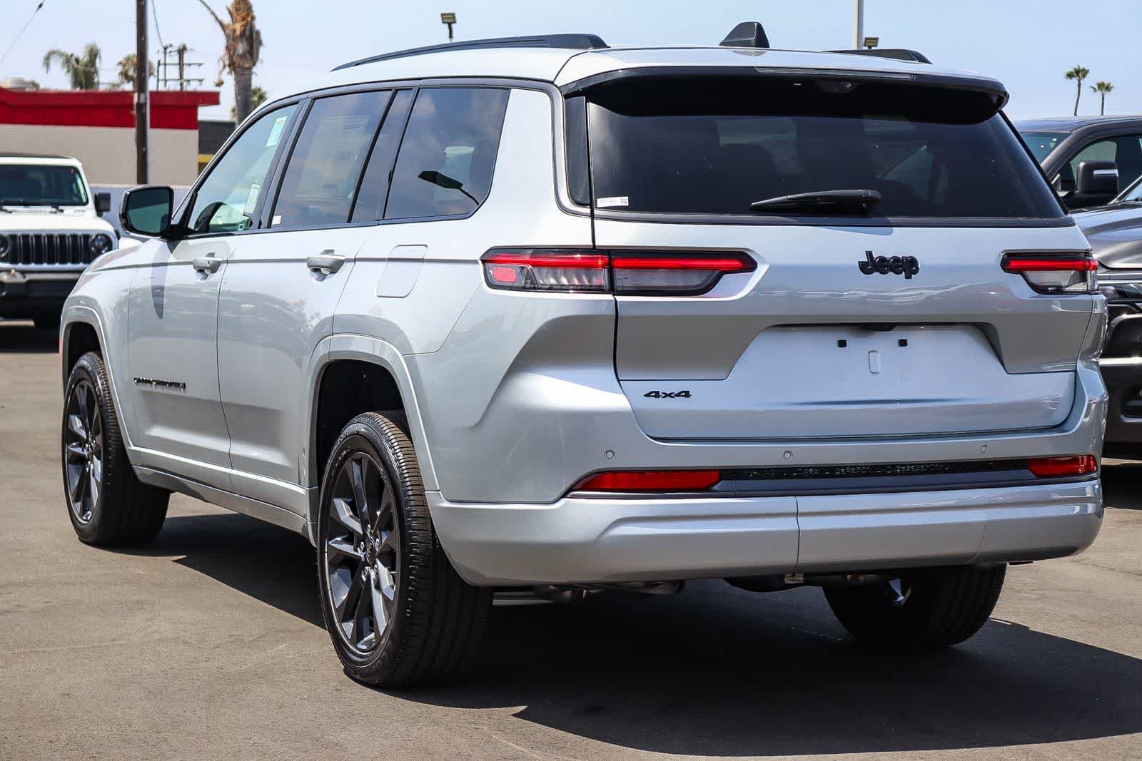New 2026 Silver Zynith Exterior Paint Jeep Limited Reserve image 6