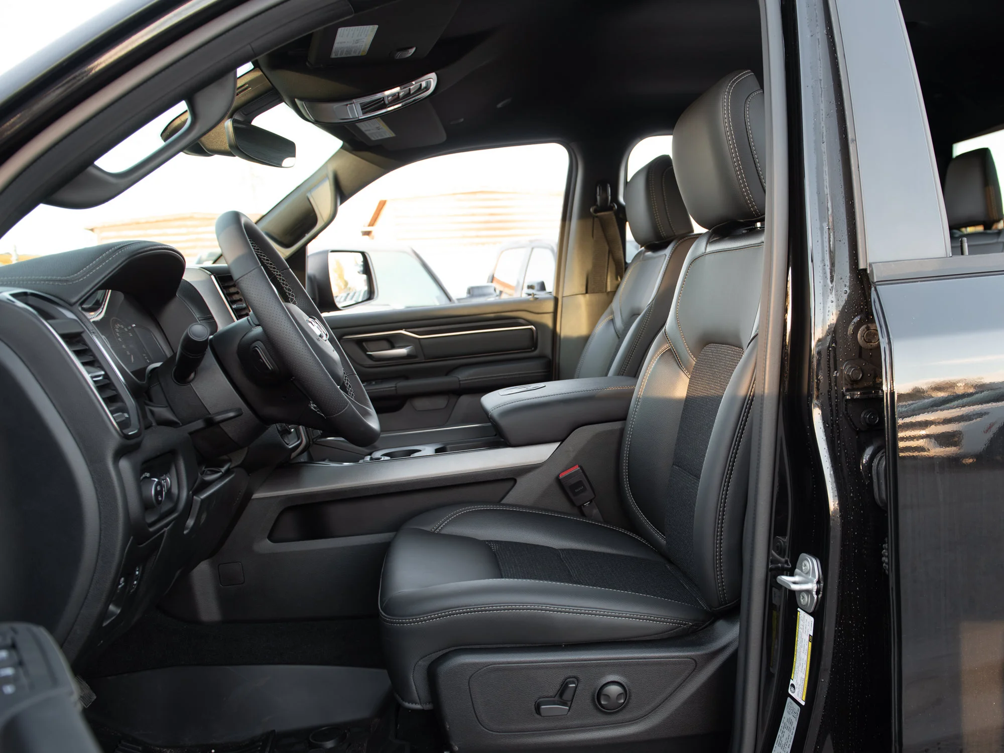 New 2026 Black RAM Sport* Crew Cab 4x4, Heated Seats/Steering Wheel, Nav, 3.92 Rear Axle, Running Boards image 18