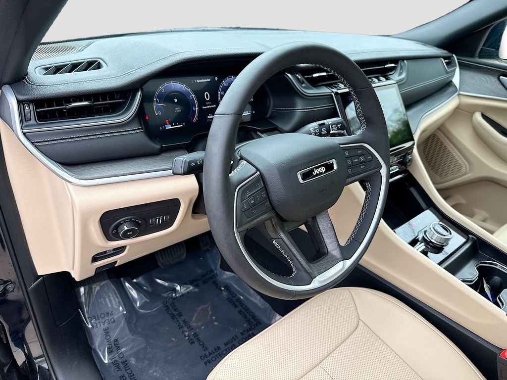 Used 2025 Diamond Black Crystal Pearlcoat Jeep Limited image 9