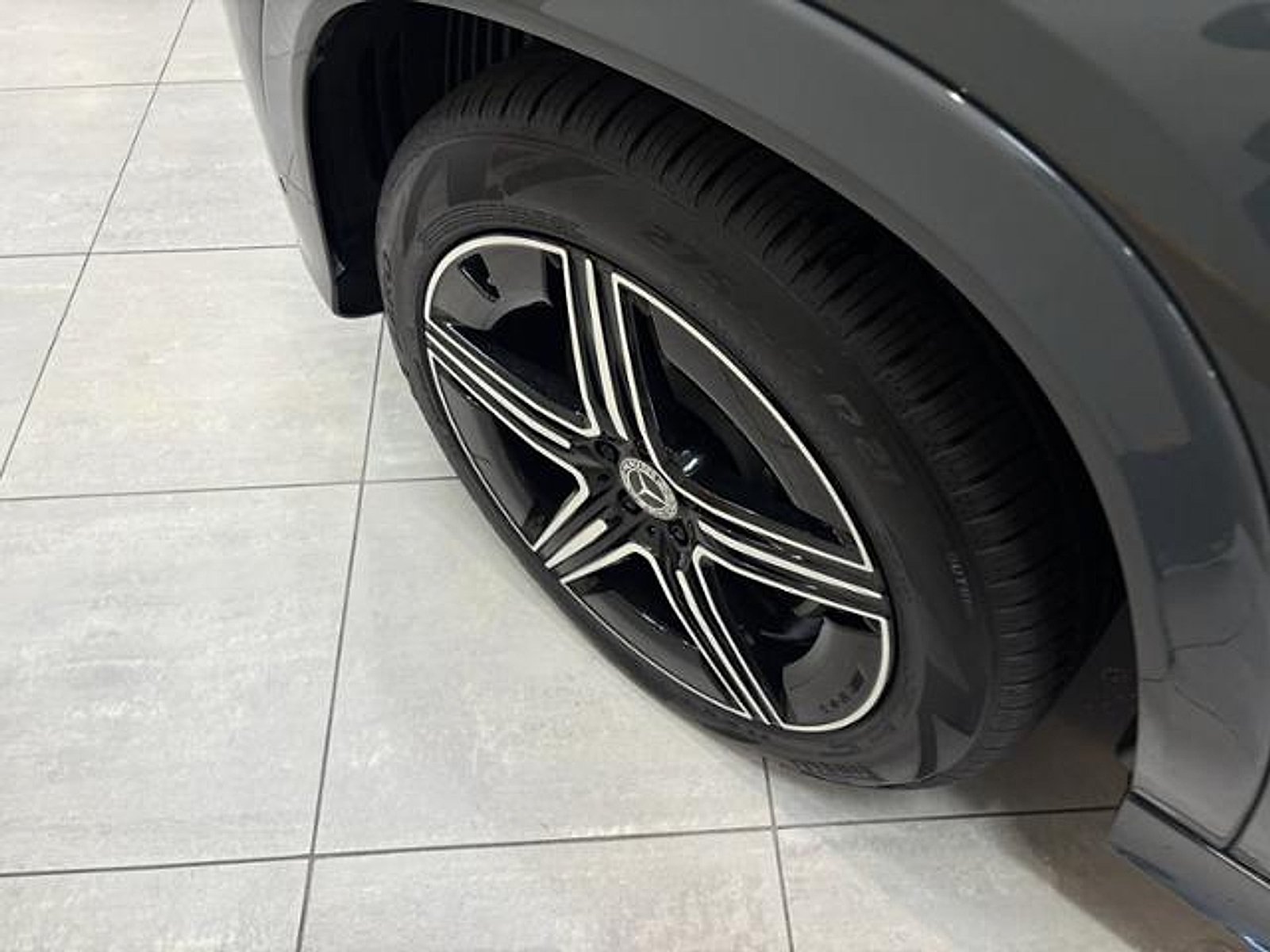 New 2026 MANUFAKTUR Silicon Grey Mercedes-Benz 4MATIC® image 31