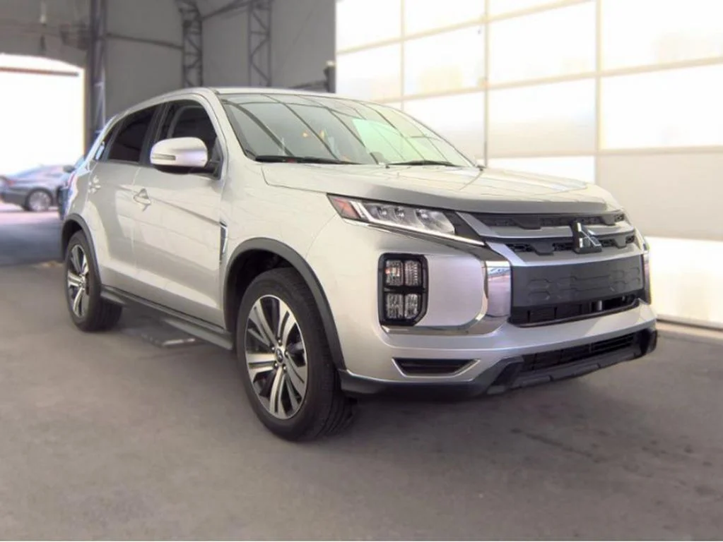 Used 2025 Alloy Silver Metallic Mitsubishi 2.0 SE image 3