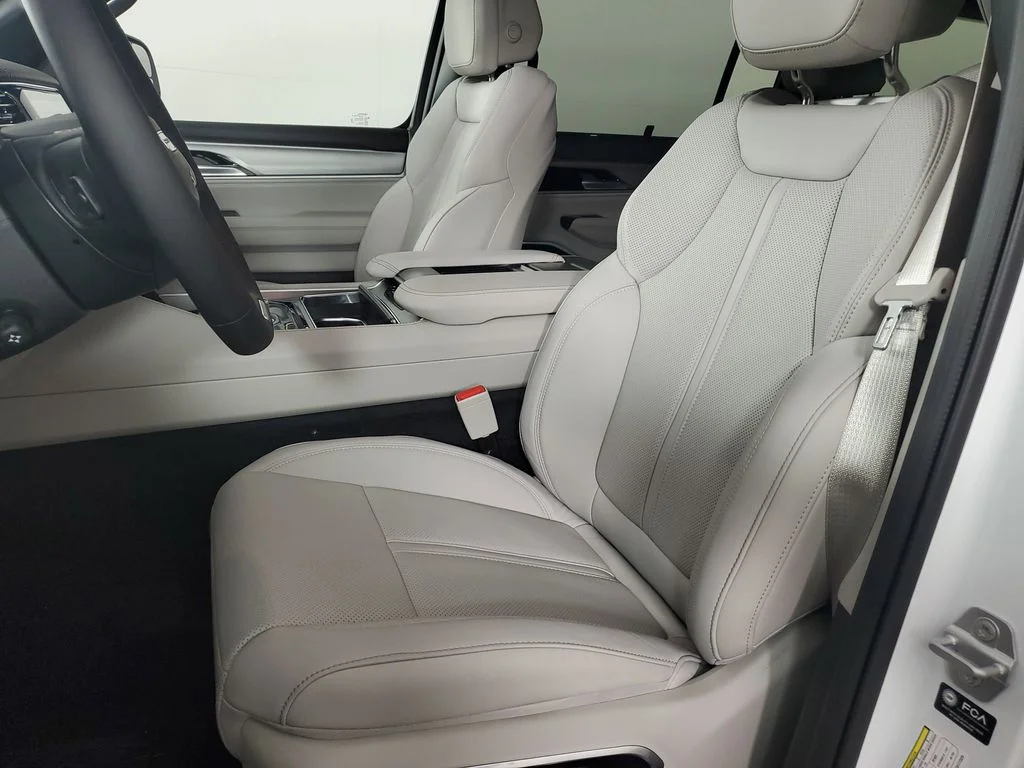 New 2026 Bright White Clear-Coat Exterior Paint Jeep Limited Reserve image 12