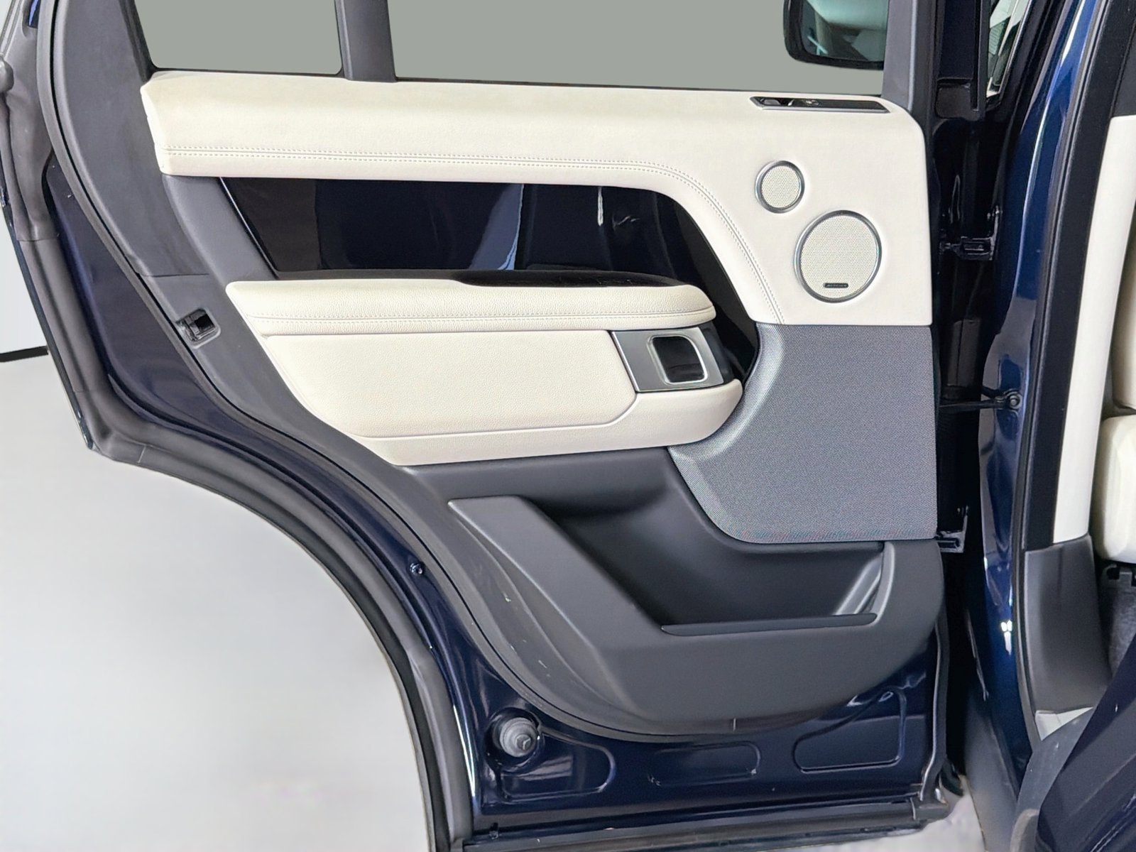 Used 2022 Portofino Blue Metallic Land Rover  image 26
