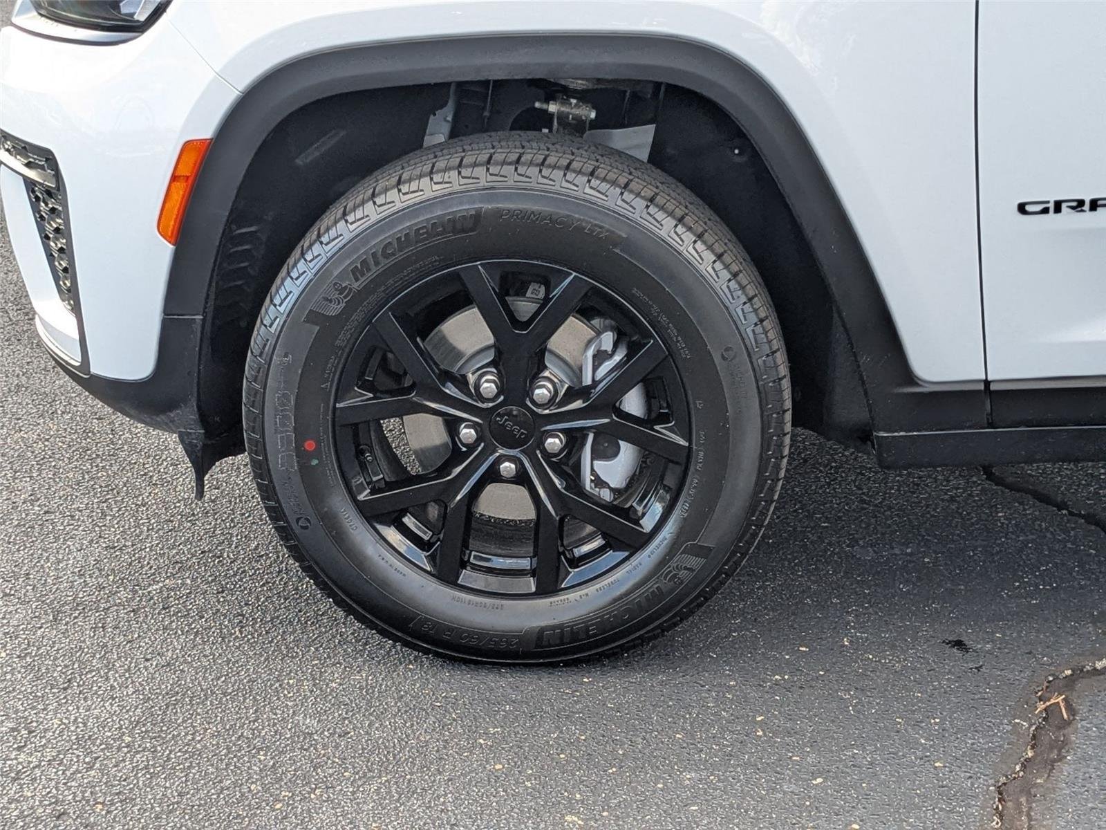 New 2026 Bright White Clear-Coat Exterior Paint Jeep Laredo Altitude image 10