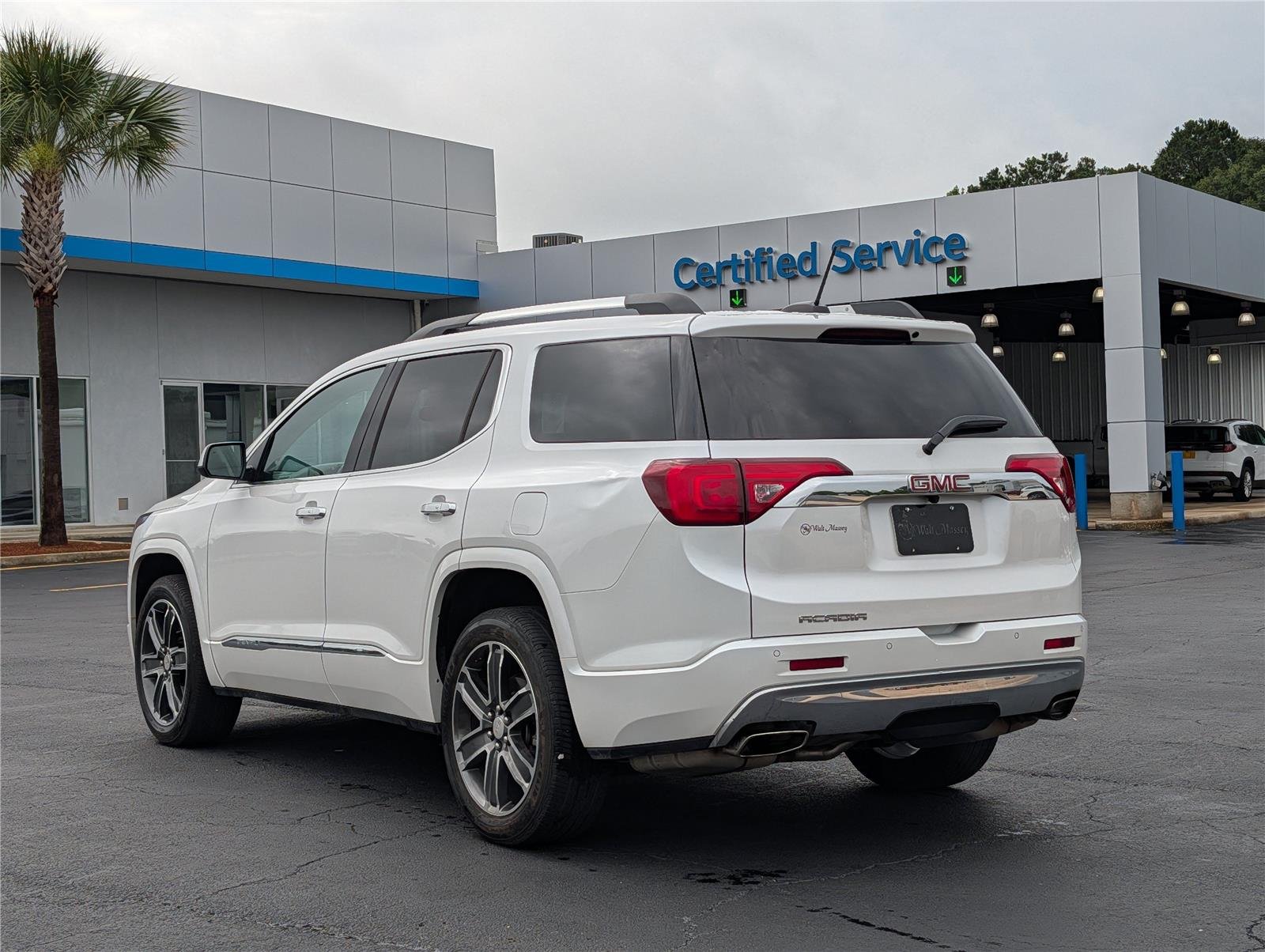 Used 2018 White Frost Tricoat GMC Denali image 3