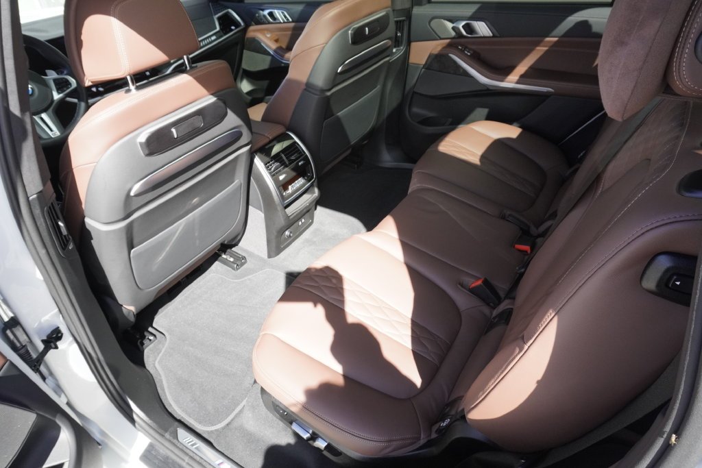 Used 2025 White BMW M60i image 29