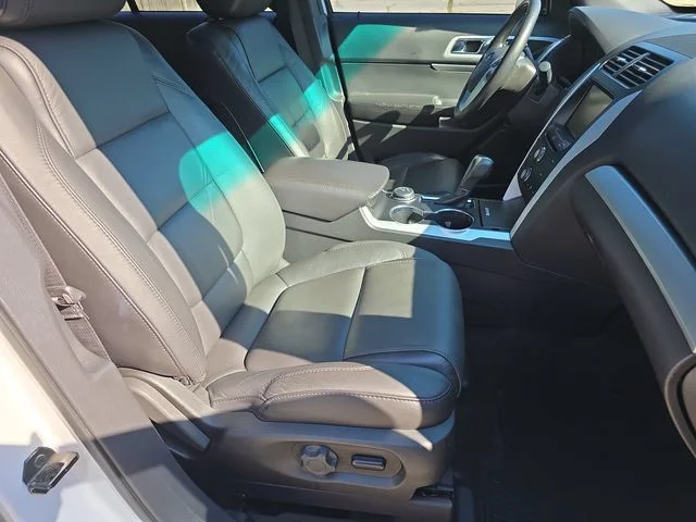 Used 2015 White Platinum Clearcoat Metallic Ford XLT image 38