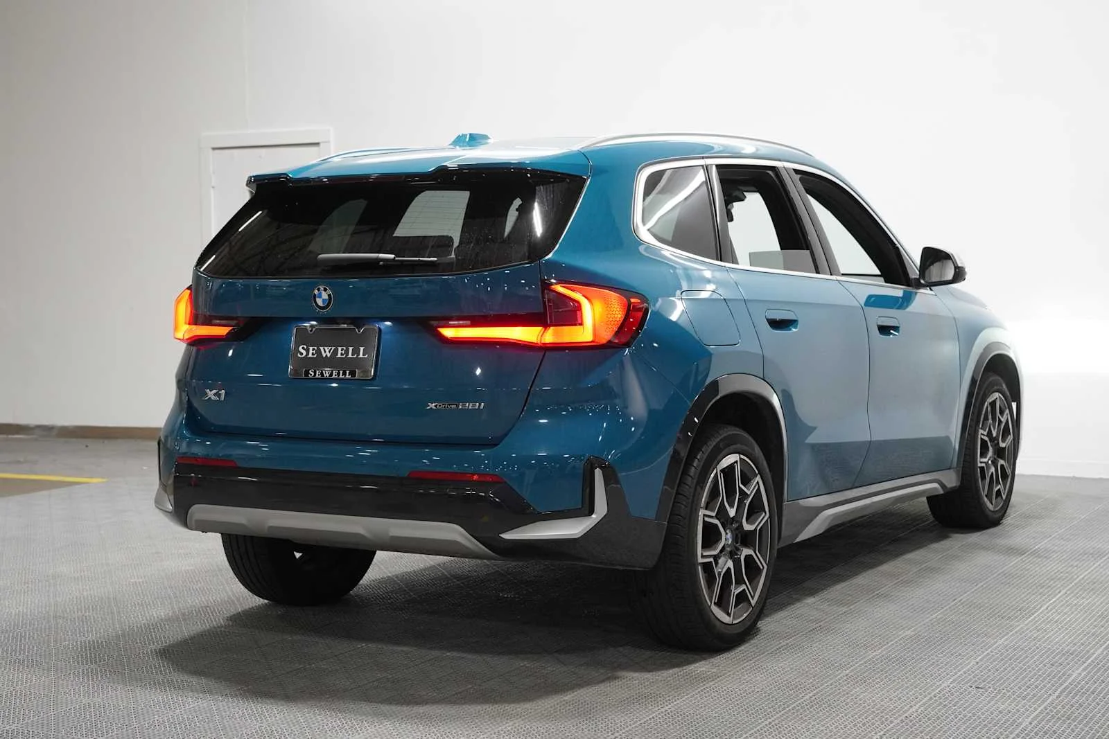 Used 2024 Blue Bay Lagoon Metallic BMW xDrive28i image 4