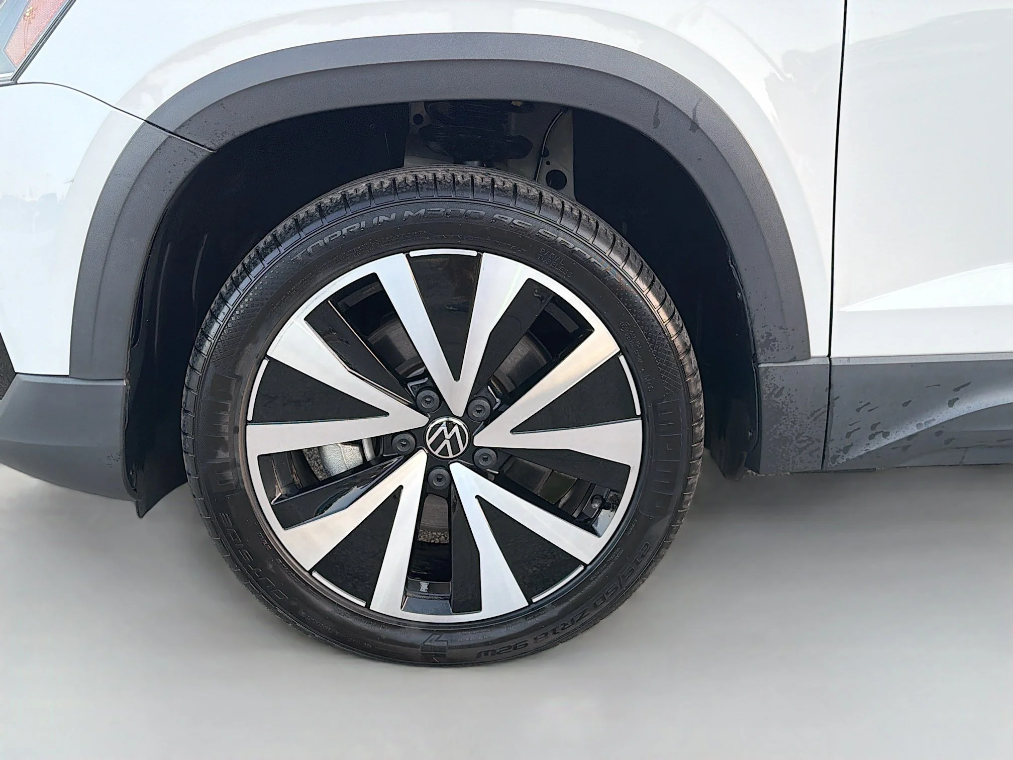 Used 2023 Pure White Volkswagen SE image 42