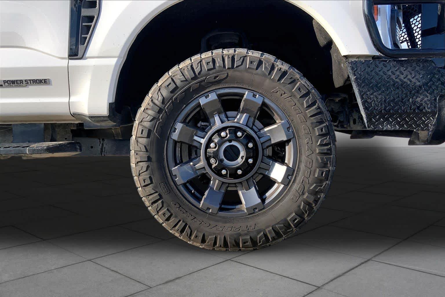 Used 2024 Star White Metallic Tri-Coat Ford F-250 Pickup LARIAT image 11