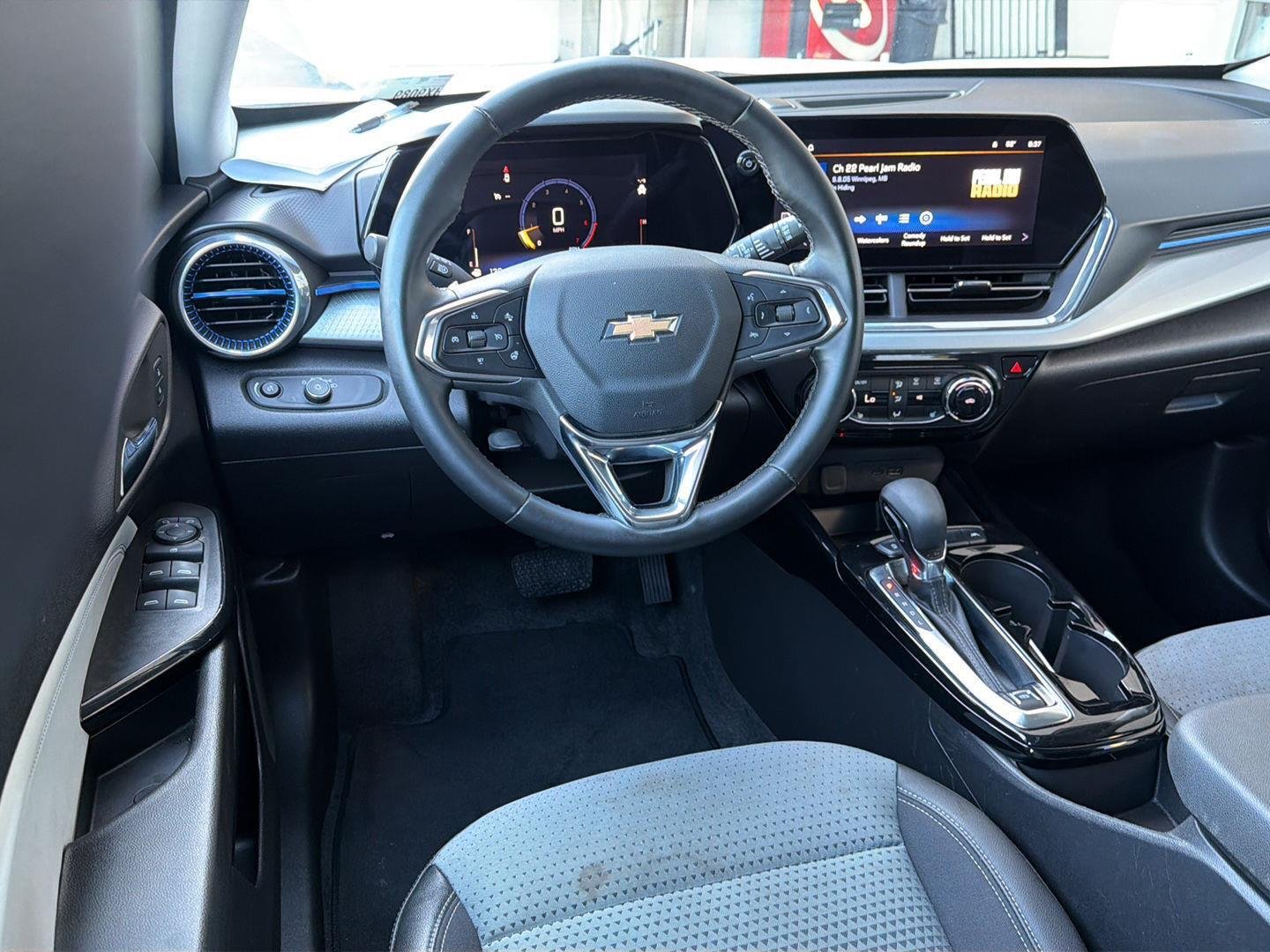 Used 2025 Summit White Chevrolet LT image 18