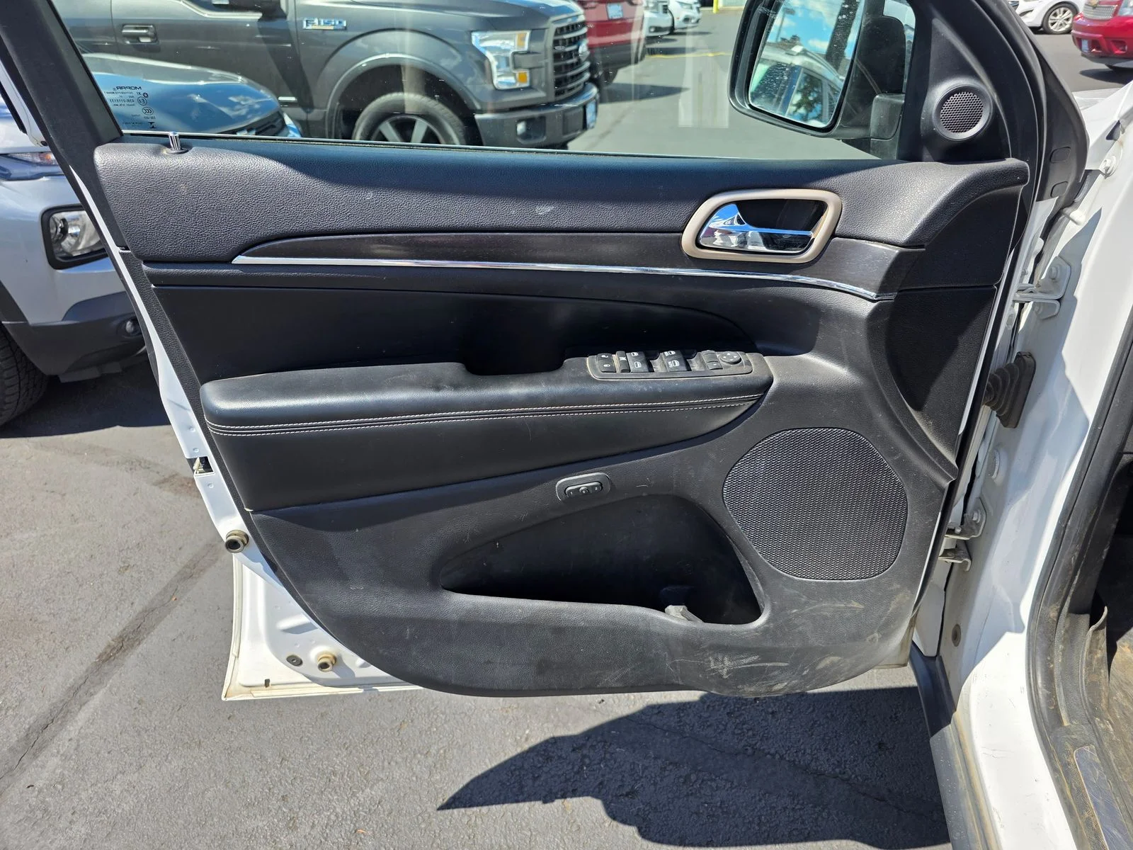 Used 2017 Bright White Clearcoat Jeep Limited image 10
