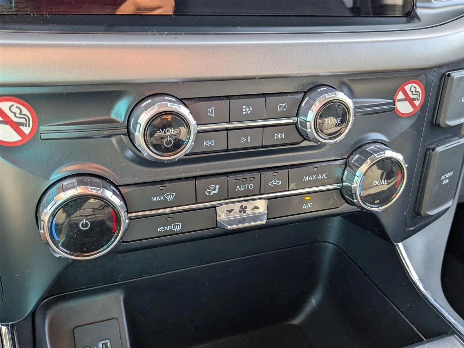 Used 2024 Oxford White Ford XLT image 24