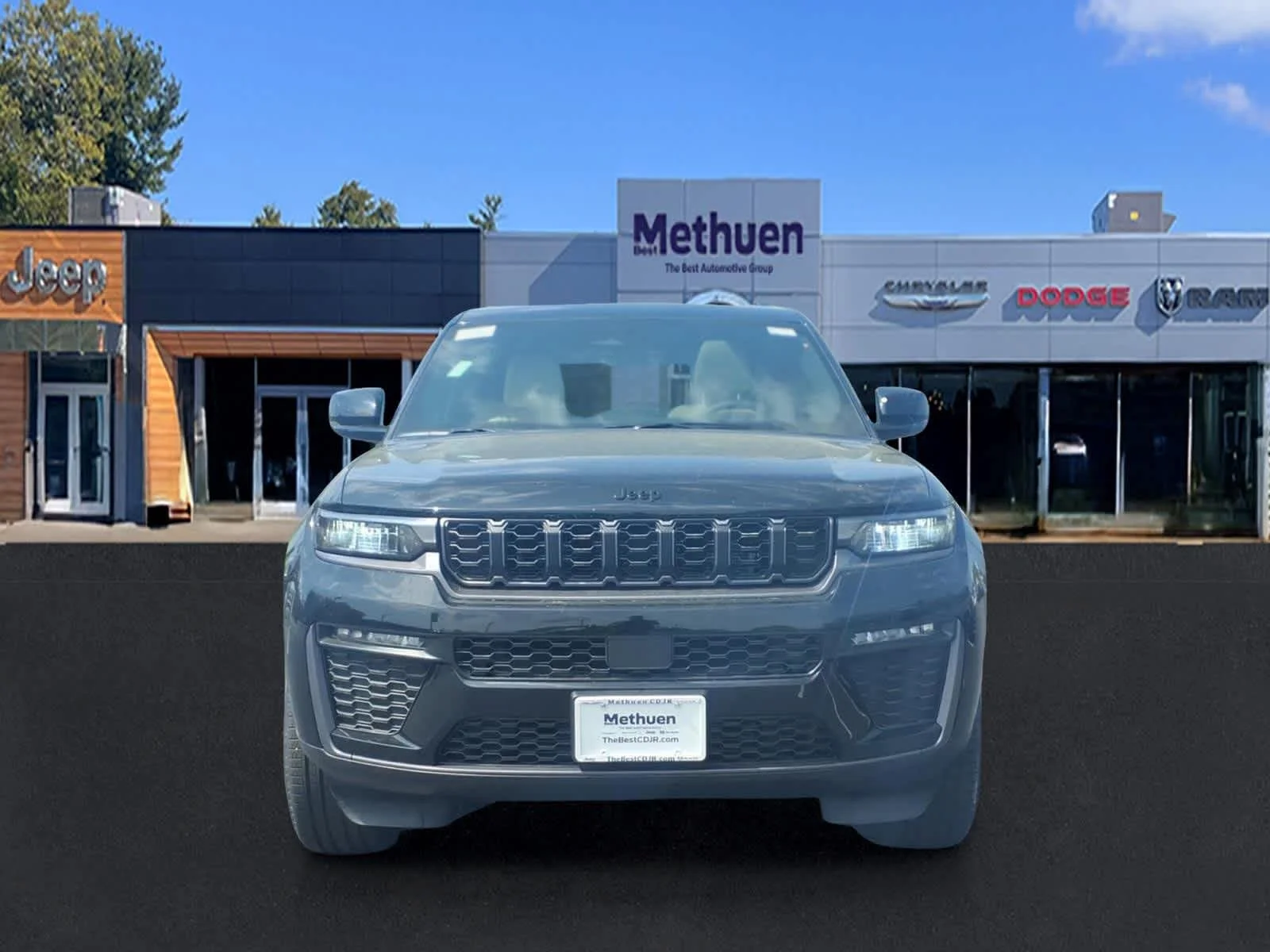 New 2026 Diamond Black Crystal Pearlcoat Jeep Limited image 2