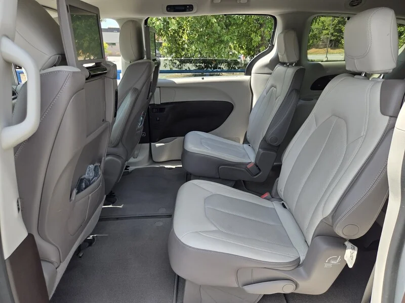 Used 2019 Bright White Clearcoat CHRYSLER TOURING L PLUS image 11
