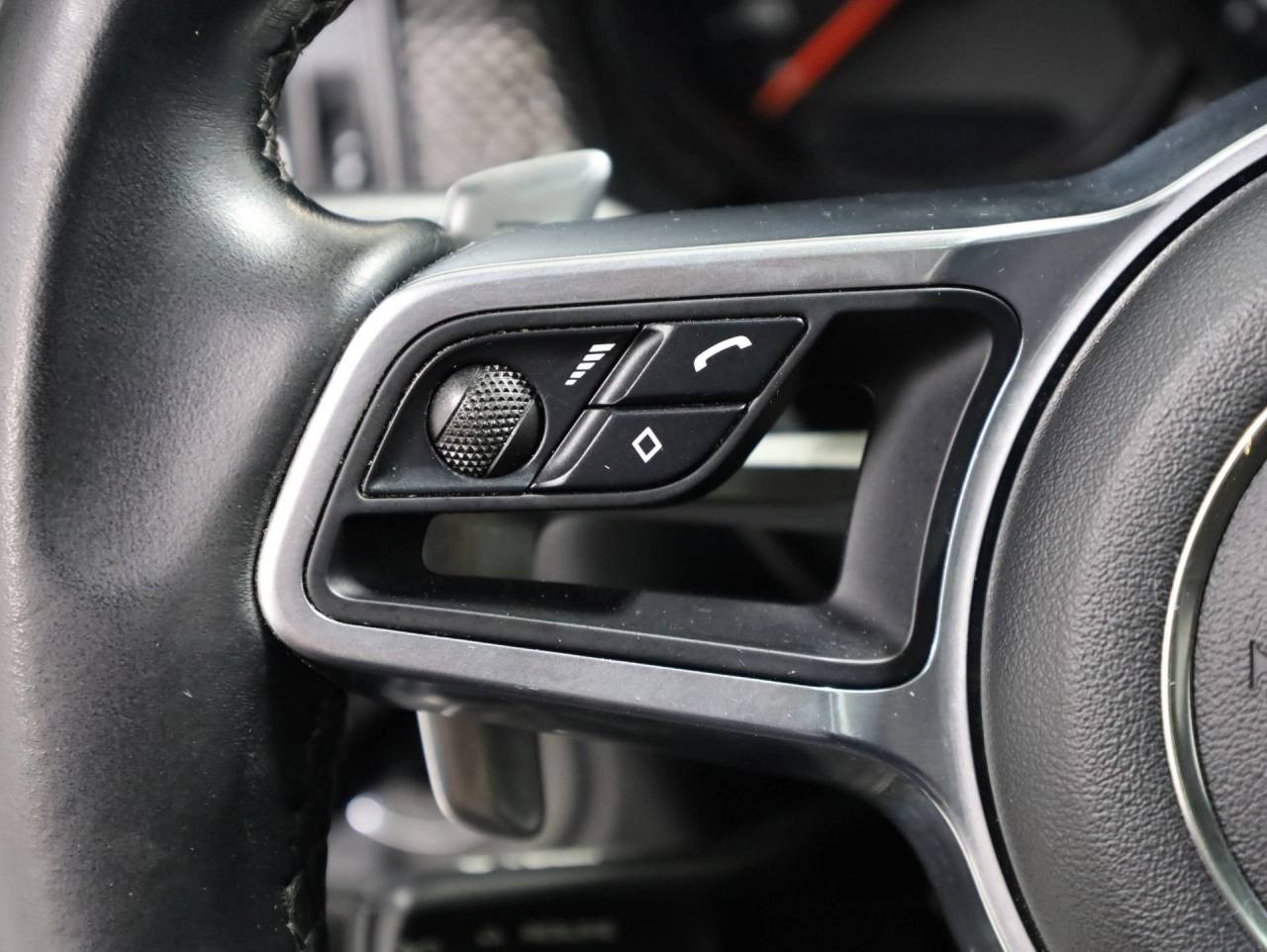 Used 2020 Vulcano Gray Metallic Porsche Macan image 27