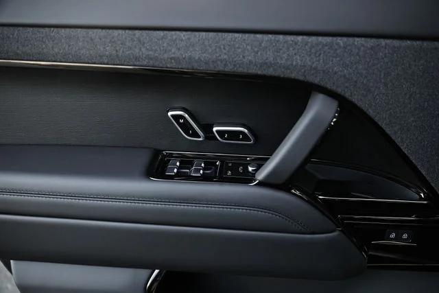 New 2026  Land Rover SE image 19