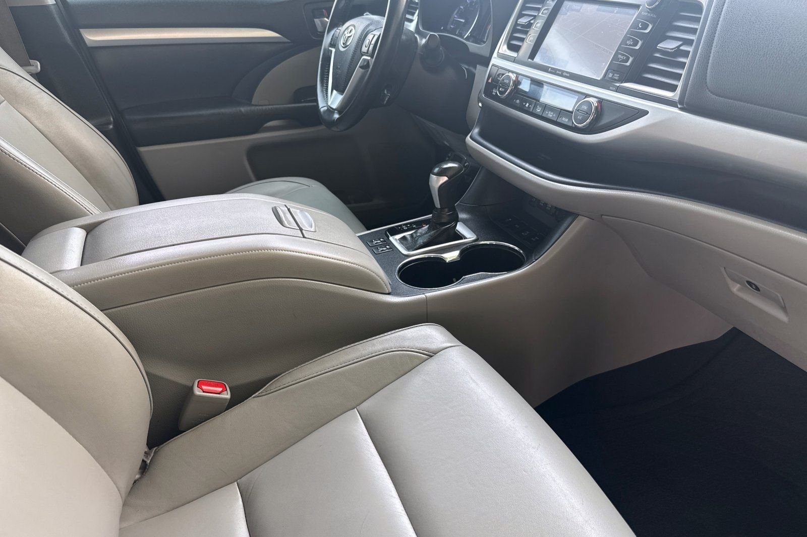 Used 2018 White Toyota XLE image 16